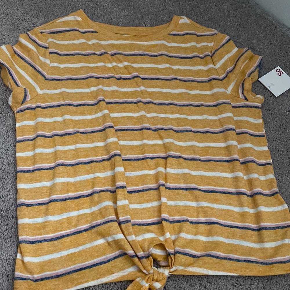 Striped short sleeve shirt.